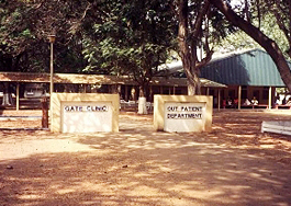 MRC　ガンビア研究所の外来．毎朝正門の前に現地の患者が列をなすことからゲートクリニックと名付けられた．
（1994年　～　1996年）