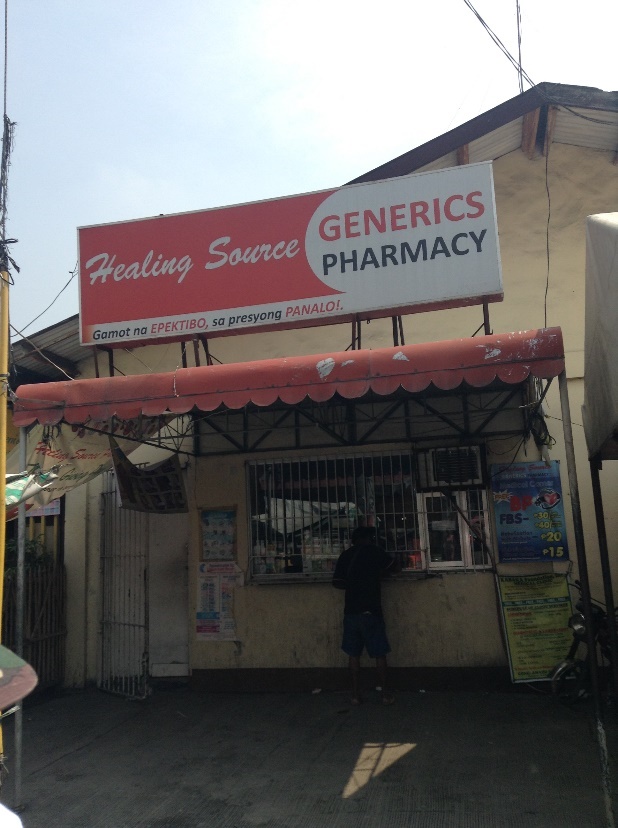 マニラ貧困街にある薬局、安価なジェネリック抗菌薬が処方箋なしに売られている。