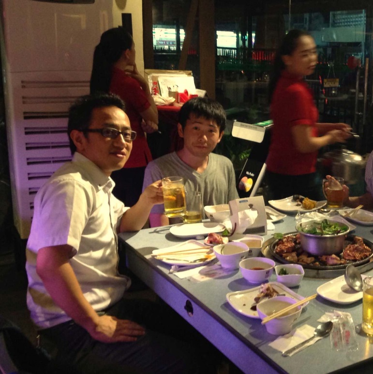 フィリピンのレストランで食事を一緒にしている写真。奥が宮原君、この時は単なる医学生だと思っていました。