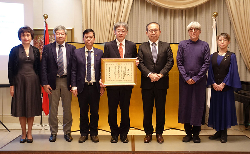 Awards ceremony（Professors of Nagasaki University Institute of Tropical Medicine with Director Dang Duc Anh and Deputy Director Le Thi Quynh Mai）