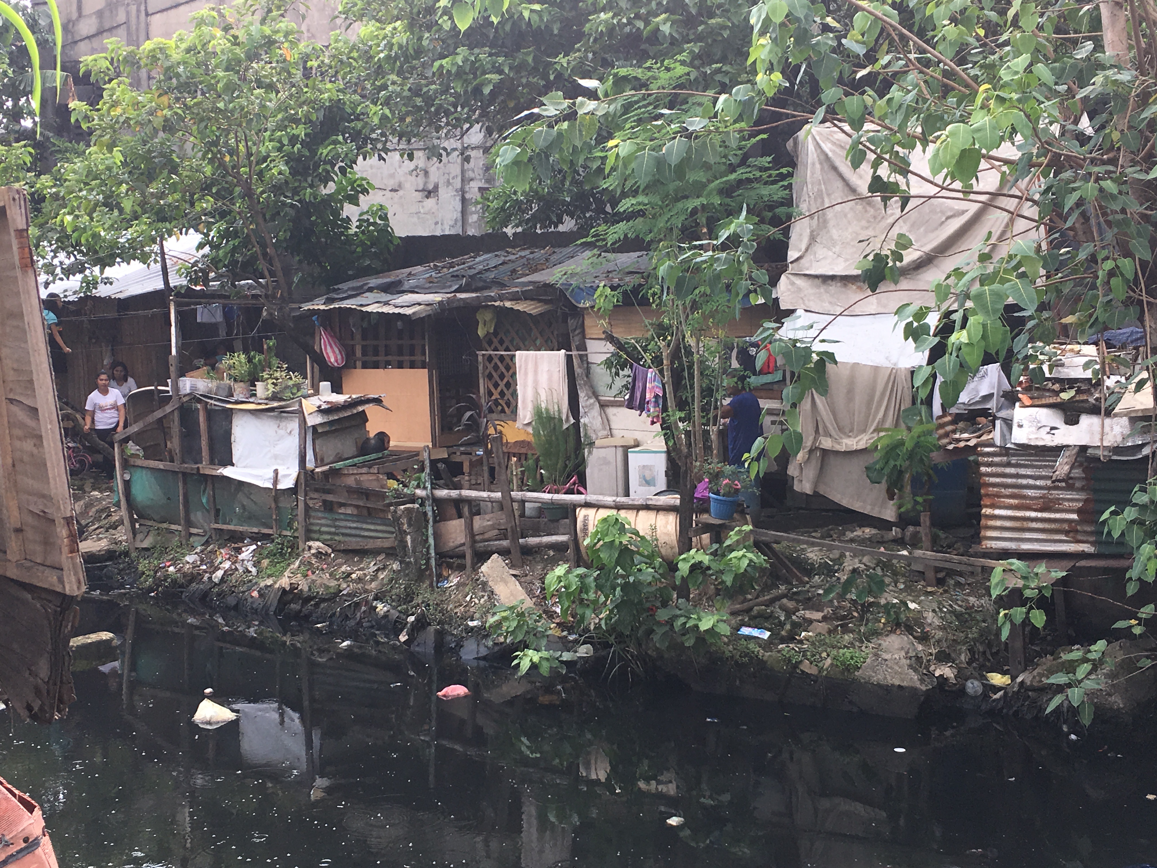 Caloocan cityの川沿いに暮らす方達の生活風景