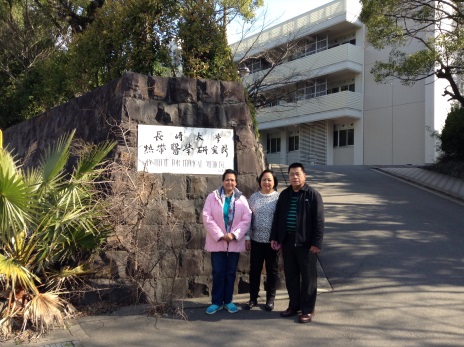 熱帯医学研究所の前で