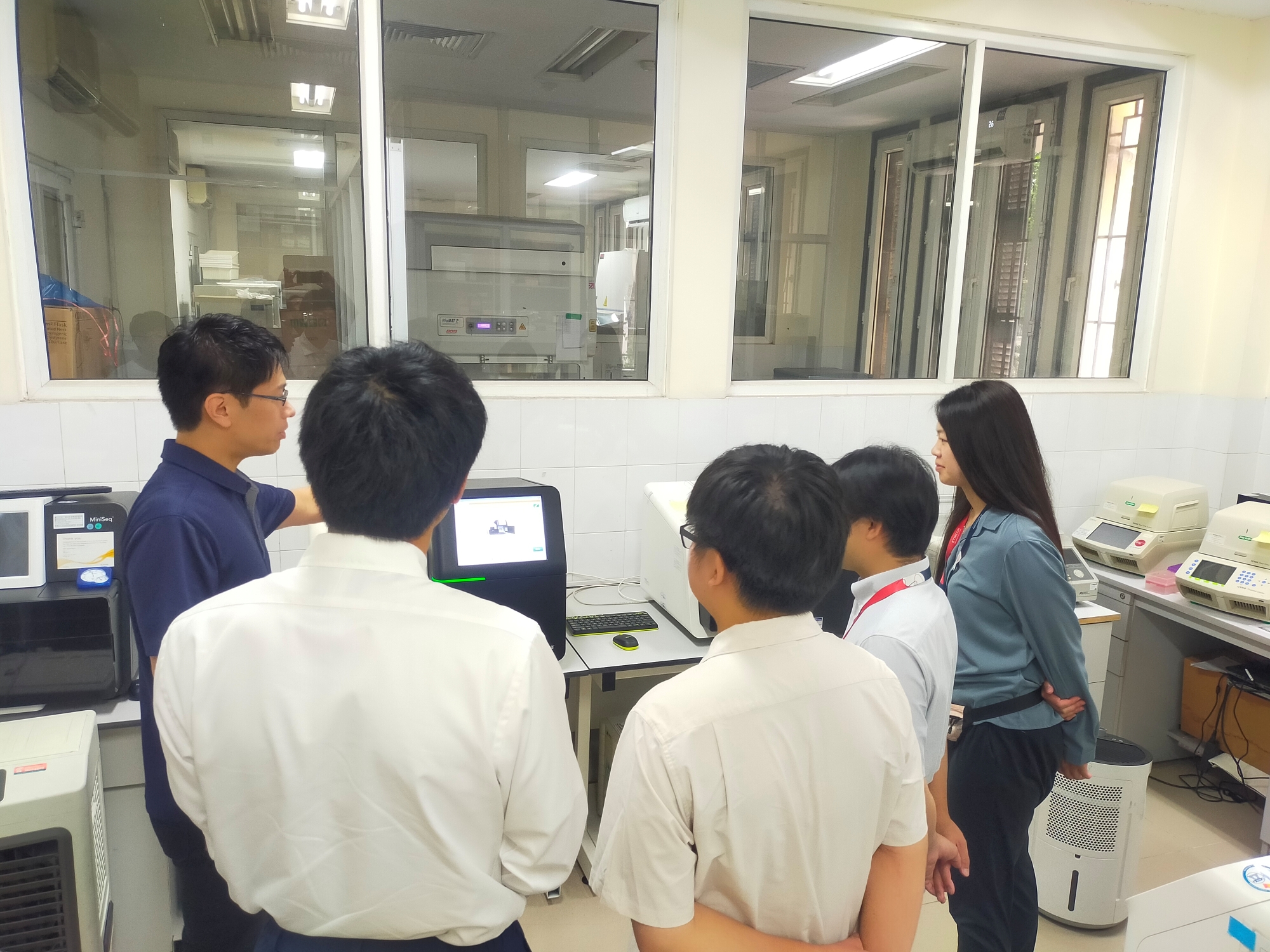 解析装置について説明している様子