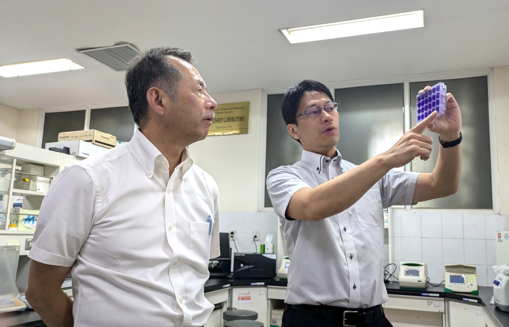 デング熱中和抗体検査結果を説明している様子