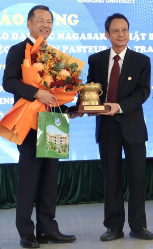花束と記念品贈呈