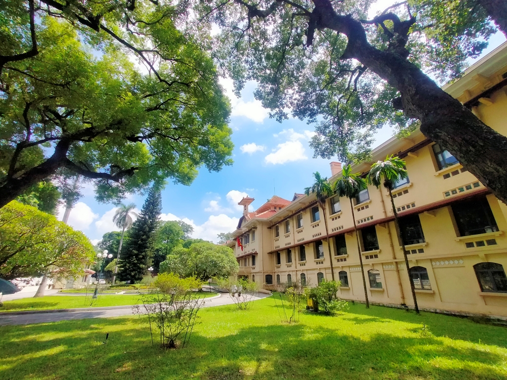 緑に囲まれたNIHE