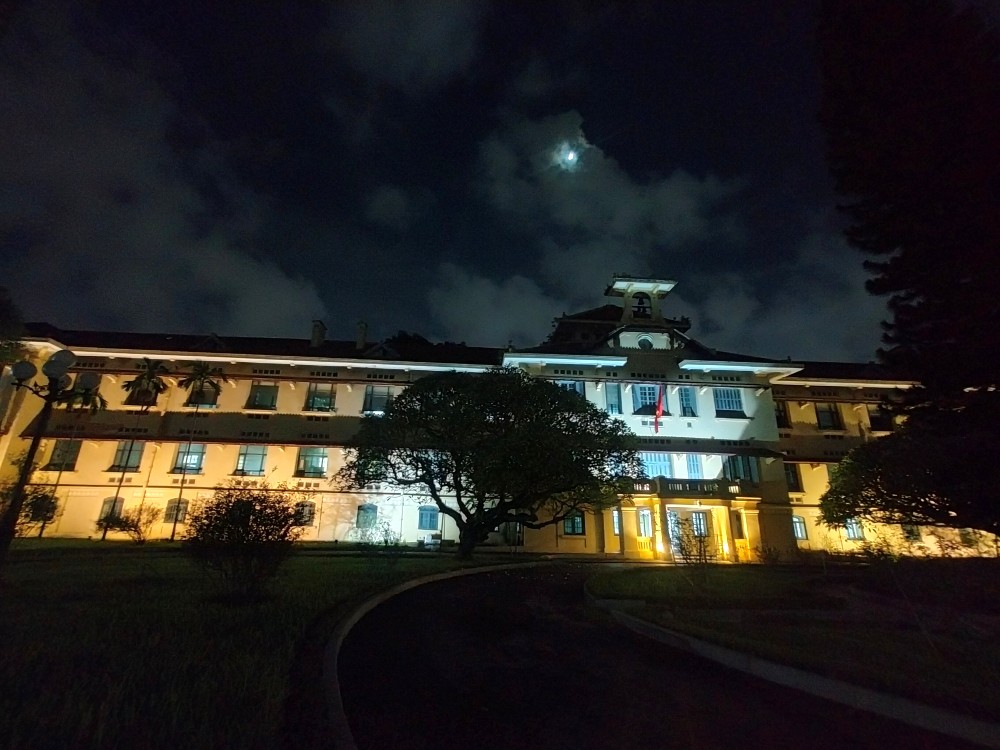 ライトアップされたNIHE